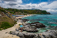 Kalabria. Wspaniałe górzyste wybrzeże Capo Vaticano. - foto: wnieznane.pl Kalabria. Wspaniałe górzyste wybrzeże Capo Vaticano. - foto: wnieznane.pl