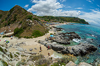 Kalabria. Wspaniałe górzyste wybrzeże Capo Vaticano. - foto: wnieznane.pl Kalabria. Wspaniałe górzyste wybrzeże Capo Vaticano. - foto: wnieznane.pl