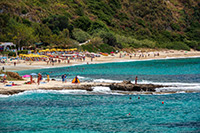 Kalabria. Wspaniałe górzyste wybrzeże Capo Vaticano. - foto: wnieznane.pl Kalabria. Wspaniałe górzyste wybrzeże Capo Vaticano. - foto: wnieznane.pl