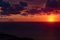 Kalabria. Cudowny zachód słońca. W tle aktywny wulkan Stromboli na Wyspach Liparyjskich. - foto: wnieznane.pl Kalabria. Cudowny zachód słońca. W tle aktywny wulkan Stromboli na Wyspach Liparyjskich. - foto: wnieznane.pl