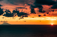 Kalabria. Cudowny zachód słońca. W tle aktywny wulkan Stromboli na Wyspach Liparyjskich. - foto: wnieznane.pl Kalabria. Cudowny zachód słońca. W tle aktywny wulkan Stromboli na Wyspach Liparyjskich. - foto: wnieznane.pl