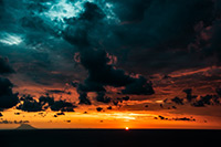 Kalabria. Cudowny zachód słońca. W tle aktywny wulkan Stromboli na Wyspach Liparyjskich. - foto: wnieznane.pl Kalabria. Cudowny zachód słońca. W tle aktywny wulkan Stromboli na Wyspach Liparyjskich. - foto: wnieznane.pl