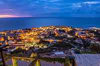 Kalabria. Piękny wieczorny widok na Tropeę. - foto: wnieznane.pl Kalabria. Piękny wieczorny widok na Tropeę. - foto: wnieznane.pl