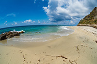 Kalabria. Długa, piaszczysta plaża Formicoli w miejscowości Ricadi. - foto: wnieznane.pl Kalabria. Długa, piaszczysta plaża Formicoli w miejscowości Ricadi. - foto: wnieznane.pl