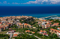 Kalabria. Widok z góry na słynną miejscowość Tropea. - foto: wnieznane.pl Kalabria. Widok z góry na słynną miejscowość Tropea. - foto: wnieznane.pl