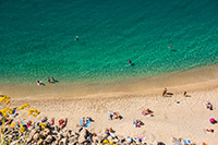 Kalabria. Piaszczysto-żwirowa plaża w słynnej miejscowości Tropea. - foto: wnieznane.pl Kalabria. Piaszczysto-żwirowa plaża w słynnej miejscowości Tropea. - foto: wnieznane.pl