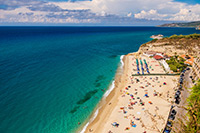 Kalabria. Piaszczysto-żwirowa plaża w słynnej miejscowości Tropea. - foto: wnieznane.pl Kalabria. Piaszczysto-żwirowa plaża w słynnej miejscowości Tropea. - foto: wnieznane.pl