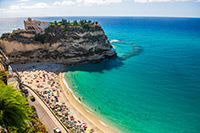 Kalabria. Piaszczysto-żwirowa plaża w słynnej miejscowości Tropea. - foto: wnieznane.pl Kalabria. Piaszczysto-żwirowa plaża w słynnej miejscowości Tropea. - foto: wnieznane.pl