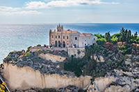 Kalabria. Położone na skale Santuario di Santa Maria dell'Isola w Tropei. - foto: wnieznane.pl Kalabria. Położone na skale Santuario di Santa Maria dell'Isola w Tropei. - foto: wnieznane.pl
