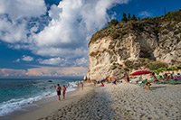 Kalabria. Piaszczysto-żwirowa plaża w słynnej miejscowości Tropea. - foto: wnieznane.pl Kalabria. Piaszczysto-żwirowa plaża w słynnej miejscowości Tropea. - foto: wnieznane.pl