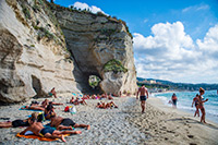 Kalabria. Piaszczysto-żwirowa plaża w miejscowości Tropea. - foto: wnieznane.pl Kalabria. Piaszczysto-żwirowa plaża w miejscowości Tropea. - foto: wnieznane.pl