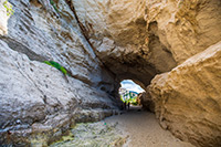 Kalabria. Jaskinia przy plaży w Tropei. - foto: wnieznane.pl Kalabria. Jaskinia przy plaży w Tropei. - foto: wnieznane.pl