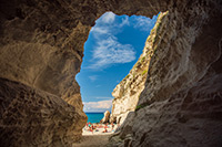 Kalabria. Jaskinia przy plaży w Tropei. - foto: wnieznane.pl Kalabria. Jaskinia przy plaży w Tropei. - foto: wnieznane.pl