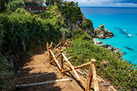 Kalabria. Strome zejście do plaży Paradiso del Sub w miejscowości Zambrone.Kalabria. - foto: wnieznane.pl Kalabria. Strome zejście do plaży Paradiso del Sub w miejscowości Zambrone.Kalabria. - foto: wnieznane.pl