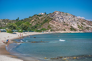 Kos. Piaszczysto-żwirkowa plaża Agios Stefanos. - foto: wnieznane.pl Kos. Piaszczysto-żwirkowa plaża Agios Stefanos. - foto: wnieznane.pl
