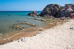 Kos. Piaszczysto-żwirkowa plaża Agios Stefanos. - foto: wnieznane.pl Kos. Piaszczysto-żwirkowa plaża Agios Stefanos. - foto: wnieznane.pl