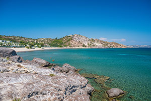 Kos. Piaszczysto-żwirkowa plaża Agios Stefanos. - foto: wnieznane.pl Kos. Piaszczysto-żwirkowa plaża Agios Stefanos. - foto: wnieznane.pl
