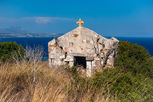 Kos. Ruiny dawnej świątyni Panagia Palatiani w górzystej części Kefalos. - foto: wnieznane.pl Kos. Ruiny dawnej świątyni Panagia Palatiani w górzystej części Kefalos. - foto: wnieznane.pl