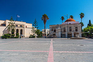 Kos. Plac Eleftherias z Muzeum Archeologicznym po lewej. - foto: wnieznane.pl Kos. Plac Eleftherias z Muzeum Archeologicznym po lewej. - foto: wnieznane.pl