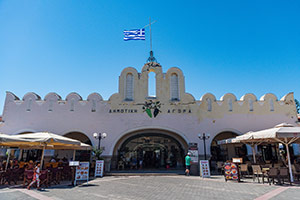 Kos. Hala targowa przy placu Eleftherias w stolicy wyspy. - foto: wnieznane.pl Kos. Hala targowa przy placu Eleftherias w stolicy wyspy. - foto: wnieznane.pl