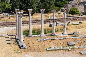 Kos. Ruiny starożytnego Asklepiejonu położone są na kilku tarasach. - foto: wnieznane.pl Kos. Ruiny starożytnego Asklepiejonu położone są na kilku tarasach. - foto: wnieznane.pl