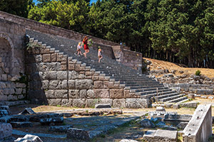 Kos. Ruiny starożytnego Asklepiejonu położone są na kilku tarasach. - foto: wnieznane.pl Kos. Ruiny starożytnego Asklepiejonu położone są na kilku tarasach. - foto: wnieznane.pl