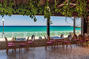 Kos. Jedna z wielu tawern położonych wzdłuż zatoki Kefalos. Cudowne miejsce na posiłek. - foto: wnieznane.pl Kos. Jedna z wielu tawern położonych wzdłuż zatoki Kefalos. Cudowne miejsce na posiłek. - foto: wnieznane.pl