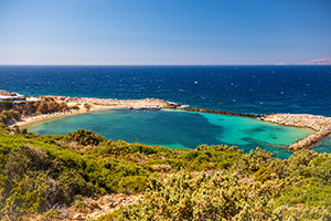 Kos. Piękny kolor wody w Limnionas. - foto: wnieznane.pl Kos. Piękny kolor wody w Limnionas. - foto: wnieznane.pl