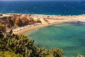 Kos. Zagospodarowana plaża Limnionas. - foto: wnieznane.pl Kos. Zagospodarowana plaża Limnionas. - foto: wnieznane.pl