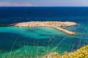 Kos. Piękny kolor wody w Limnionas. - foto: wnieznane.pl Kos. Piękny kolor wody w Limnionas. - foto: wnieznane.pl
