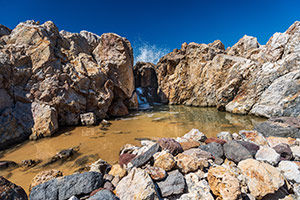 Kos. Woda przelewa się przez skalny wał w Limnionas. - foto: wnieznane.pl Kos. Woda przelewa się przez skalny wał w Limnionas. - foto: wnieznane.pl