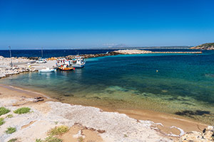 Kos. Spokojniejsza, zagospodarowana plaża w drugiej części cypla Limionas. - foto: wnieznane.pl Kos. Spokojniejsza, zagospodarowana plaża w drugiej części cypla Limionas. - foto: wnieznane.pl