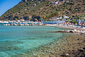 Kos. Malutka kamienista plaża Kamari. - foto: wnieznane.pl Kos. Malutka kamienista plaża Kamari. - foto: wnieznane.pl
