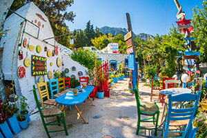 Kos. Wspaniałe dekoracje kawiarni Watermill of Zia. - foto: wnieznane.pl Kos. Wspaniałe dekoracje kawiarni Watermill of Zia. - foto: wnieznane.pl