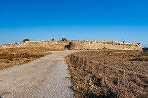 Kos. Rozległe pozostałości twierdzy w okolicach wioski Antimachia. - foto: wnieznane.pl Kos. Rozległe pozostałości twierdzy w okolicach wioski Antimachia. - foto: wnieznane.pl