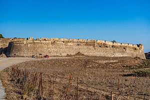 Kos. Rozległe pozostałości twierdzy w okolicach wioski Antimachia. - foto: wnieznane.pl Kos. Rozległe pozostałości twierdzy w okolicach wioski Antimachia. - foto: wnieznane.pl