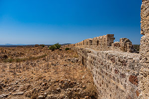Kos. Rozległe pozostałości twierdzy w okolicach wioski Antimachia. - foto: wnieznane.pl Kos. Rozległe pozostałości twierdzy w okolicach wioski Antimachia. - foto: wnieznane.pl