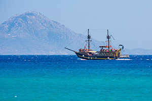 Kos. Statek wycieczkowy płynący wzdłuż południowego wybrzeża wyspy. - foto: wnieznane.pl Kos. Statek wycieczkowy płynący wzdłuż południowego wybrzeża wyspy. - foto: wnieznane.pl